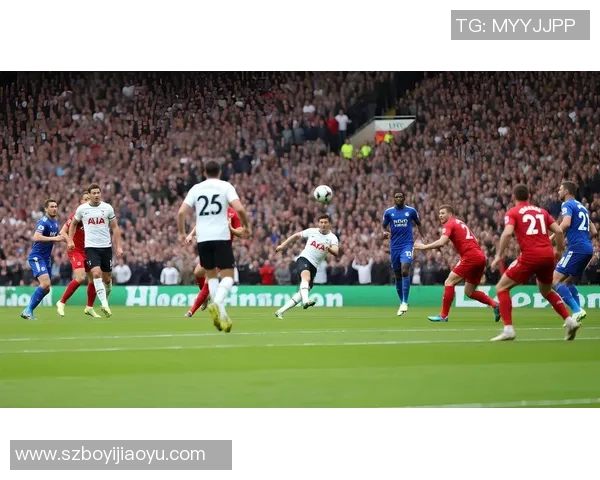 昔日足球巨星的传奇与荣耀从绿茵场到球迷心中的不朽印记 昔日足球巨星的传奇与荣耀从绿茵场到球迷心中的不朽印记