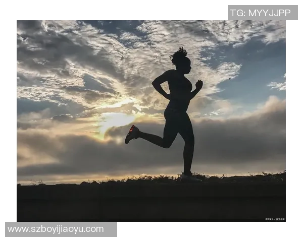 足坛巨星清晨慢跑训练全程记录展现自律与坚持精神 足坛巨星清晨慢跑训练全程记录展现自律与坚持精神